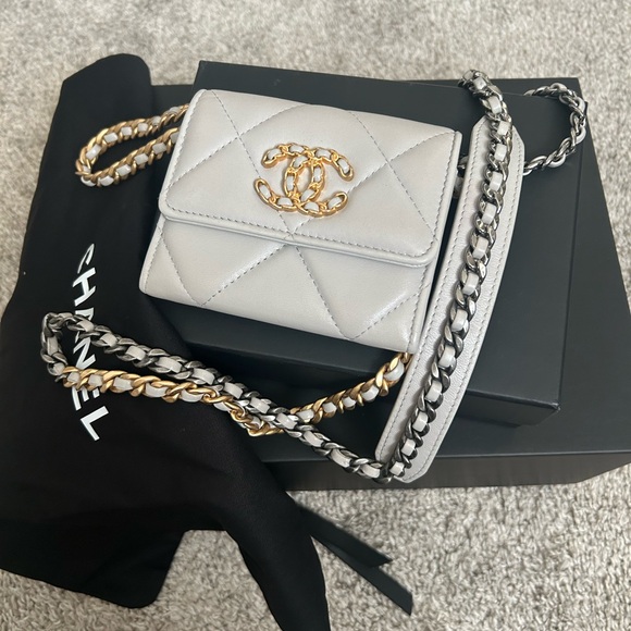 Chanel 19  Gray Lambskin Matelasse Chain Flap Coin Purse Like New Ghw Gold Cc - Picture 1 of 12